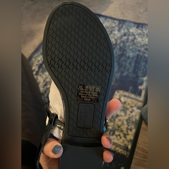 Circus NY by Sam Edelman Celia black patent thong sandals never worn. Size 7.5 - Picture 5 of 5